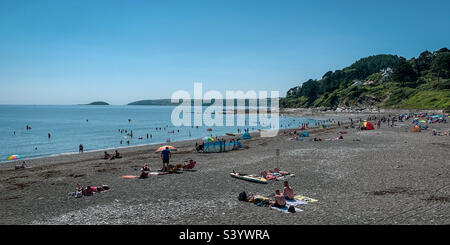 Seaton Beach in Cornwall ist im Sommer sonnig Stockfoto