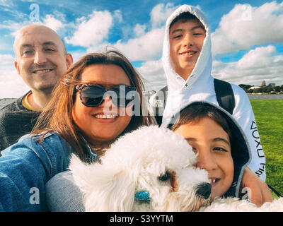 Ein Familienfoto mit dem kleinen, weißen Hund. Stockfoto