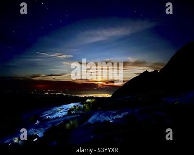 Sonnenaufgang mit einer Mischung aus Sternen auf dem Gipfel des Mount Kinabalu in Borneo Stockfoto