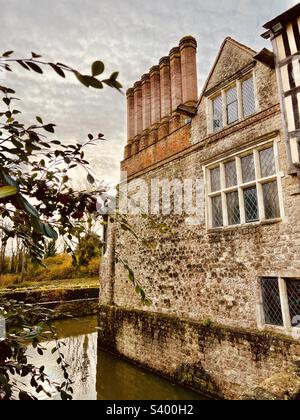 Das wunderschöne Ightham Mote, ein herausragendes Herrenhaus, Gärten und Anwesen des National Trust aus dem 14.. Jahrhundert in Tudor im Herbst in Kent, England Stockfoto