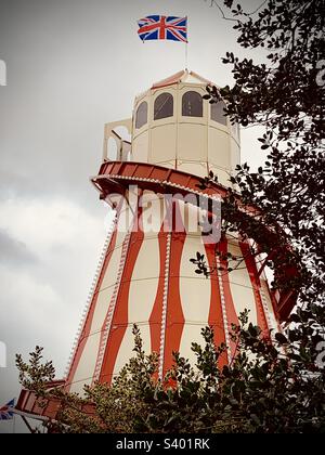 Helter Skelter mit Flagge auf der Weihnachtsmesse in den Royal Botanic Gardens in Kew, Großbritannien Stockfoto