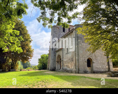 Romanische Kirche. Monasterio de Rodilla, Provinz Burgos, Castilla Leon, Spanien. Stockfoto