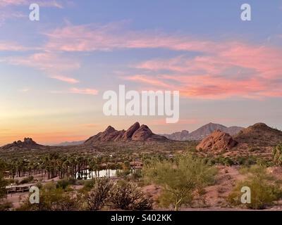 Blick vom Governor Hunt Tomb mit Blick auf Papago Park, Hole-in-the-Rock, Camelback Mountain, Phoenix Zoo, hellblauer und rosa Sonnenuntergang, Kaktus, Desert Botanical Garden, Oasis Teich, Palmen, Arizona Stockfoto