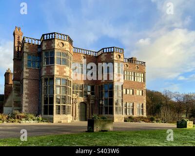 Astley Hall im Astley Park, Chorley. An einem sonnigen Wintermorgen. Die Halle wurde kürzlich renoviert, um das ursprüngliche Mauerwerk freizulegen. Stockfoto