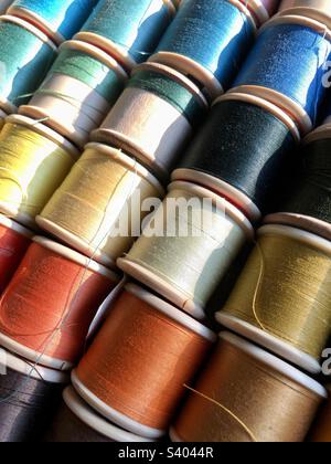 Rollen aus Baumwolle in verschiedenen Farben Stockfoto