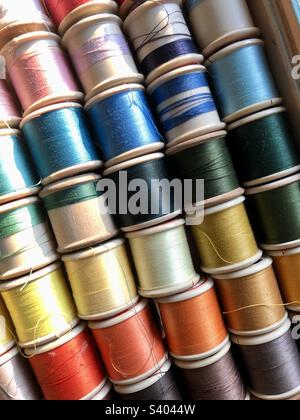Rollen aus Baumwolle in verschiedenen Farben Stockfoto