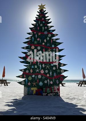 Weihnachtsbaumschmuck mit sonnenbeleuchtetem Hintergrund Stockfoto
