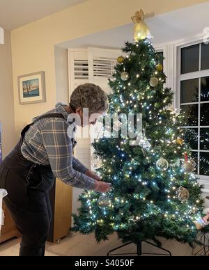 Den Familienweihnachtsbaum schmücken Stockfoto