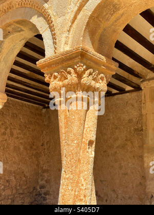 Verdrillte Säule. Kirche San Pedro, Caracena, Provinz Soria, Castilla Leon, Spanien. Stockfoto