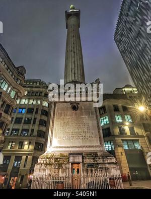 Das Monument in London. Erbaut 1671 und 1677 zum Gedenken an das große Feuer von London und um den Wiederaufbau der Stadt bei Nacht zu feiern, Eintritt zu Treppen Stockfoto