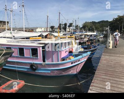 Fischerboote im Hafen von Angra dos Reis, Rio de Janeiro, Brasilien Stockfoto