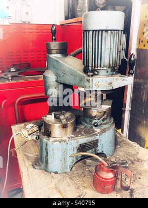Alte Maschinenwerkzeuge in einer Werkstatt Stockfoto