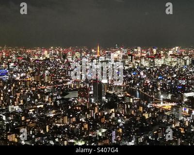 Tokio bei Nacht. Stockfoto