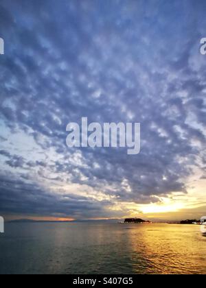 Ein wunderschöner Sonnenuntergang über Enoshima, Sagami Bay, Japan. Stockfoto