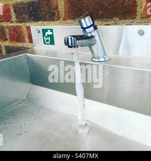 Eine gefrorene Wassersäule aus einem tropfenden Hahn an einem kalten und frostigen Morgen in Hampton, London, Großbritannien. Stockfoto