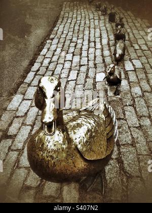 Boston, Massachusetts, USA – Machen Sie Platz für die Bronzeskulptur der Entenküken im Boston Public Garden. Inspiriert von Kinderbilderbüchern. Stockfoto