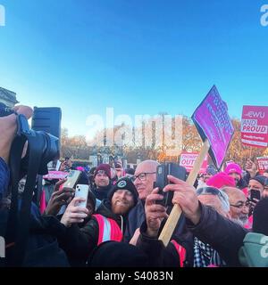 Dave ward, Generalsekretär der Communications Workers Union (CWU), umgeben von Postangestellten und Medien mit Plakaten auf der Mall in London, die King Charles um Unterstützung seiner Mitglieder bitten Stockfoto