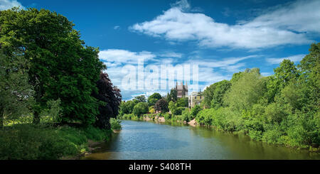 Blick über den River Wye zur Hereford Cathedral an einem schönen Frühlingstag in Hereford, Herefordshire, Großbritannien. Ein Mobiltelefon-Foto mit Post Processing auf einem Telefon oder Tablet. Stockfoto