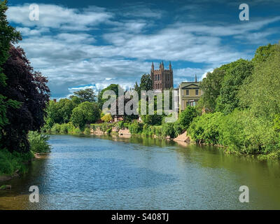 Blick über den River Wye zur Hereford Cathedral an einem schönen Frühlingstag in Hereford, Herefordshire, Großbritannien. Ein Mobiltelefon-Foto mit Post Processing auf einem Telefon oder Tablet. Stockfoto