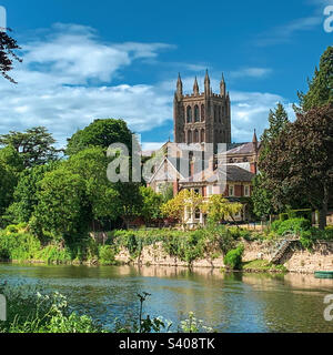 Blick über den River Wye zur Hereford Cathedral an einem schönen Frühlingstag in Hereford, Herefordshire, Großbritannien. Ein Mobiltelefon-Foto mit Post Processing auf einem Telefon oder Tablet. Stockfoto