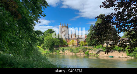 Blick über den River Wye zur Hereford Cathedral an einem schönen Frühlingstag in Hereford, Herefordshire, Großbritannien. Ein Mobiltelefon-Foto mit Post Processing auf einem Telefon oder Tablet. Stockfoto