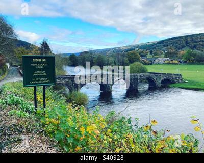 Eine Brücke über den Fluss Dee in Carrog, Denbighshire. Ein Dorf in der Nähe zwischen Llangollen und Ruthin. Stockfoto