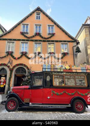 Alter Weihnachtsgeschenkwagen vor dem Käthe Wohlfahrt Weihnachtsmuseum, Rothenburg ob der Tauber, Bayern, Deutschland. Stockfoto