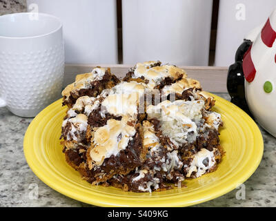 Hausgemachte Magic Cookie Bars ist ein besonderes Weihnachtsdessert. Garniert mit Marshmallows. Stockfoto