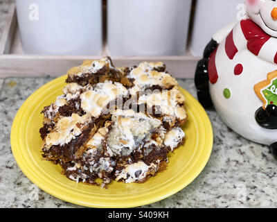 Hausgemachte Magic Cookie Bars ist ein besonderes Weihnachtsdessert. Garniert mit Marshmallows Stockfoto