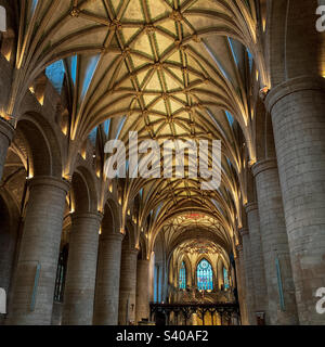 Wunderschön verzierte Inneneinrichtung mit Blick nach oben in Tewkesbury Abbey, Gloucestershire, Großbritannien. Ein Mobiltelefon-Foto mit Post Processing auf einem Telefon oder Tablet. Stockfoto