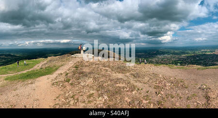 Toposkop und Gedenkstätte am Worcestershire Beacon, dem höchsten Punkt der Malvern Hills, Worcestershire, Großbritannien Stockfoto