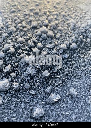 Eis auf der Motorhaube Stockfoto