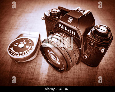 Analoge Nikon EM SLR-Filmkamera und Lichtmesser im Vintage-Stil Stockfoto