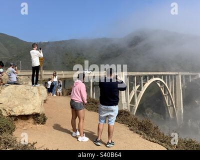Juni 2022, Leute fotografieren Bixby Creek Bridge, Monterey County, Big Sur, Kalifornien, USA Stockfoto
