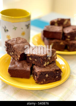 Hausgemachte Karamellbrownies auf gelben Tellern. Stockfoto