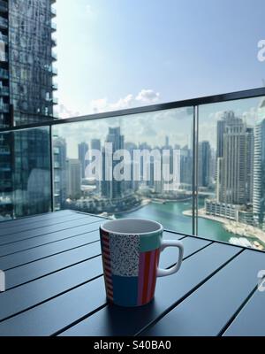 Eine heiße Tasse Kaffee mitten in einem Betondschungel Stockfoto