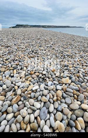 Kiesel am Chesil Beach mit Blick auf Portland Stockfoto