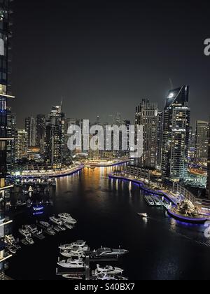 Wunderschöne und farbenfrohe Skyline der Dubai Marina bei Nacht Stockfoto
