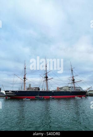 HMS Warrior ist eine dampfbetriebene, gepanzerte Fregatte mit 40 Pistolen für die Royal Navy in den Jahren 1859–1861. Es ist ein gut erhaltenes Kulturerbe im Hafen von Portsmouth Stockfoto