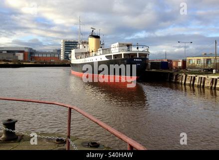 Blick auf das zarte Schiff des Fingal Lighthouse vor seiner Umwandlung in ein schwimmendes Luxushotel in Leith Docks, Edinburgh, Schottland, Großbritannien Stockfoto