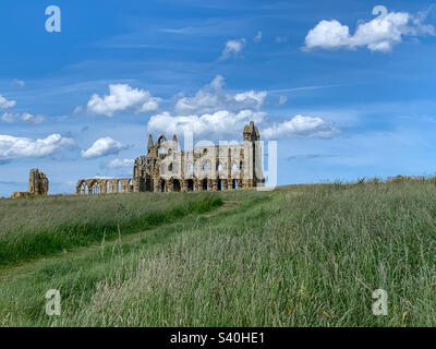 Whitby Abbey an einem wunderschönen Sommertag in Whitby, Yorkshire, Großbritannien Stockfoto