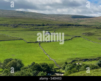 Die malerischen Yorkshire Dales zwischen Arncliffe und Malham, Yorkshire, Großbritannien. Ein Mobiltelefon-Foto mit Post Processing auf einem Telefon oder Tablet. Stockfoto