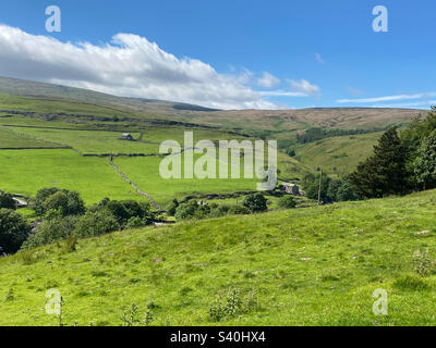 Die malerischen Yorkshire Dales zwischen Arncliffe und Malham, Yorkshire, Großbritannien. Ein Mobiltelefon-Foto mit Post Processing auf einem Telefon oder Tablet. Stockfoto