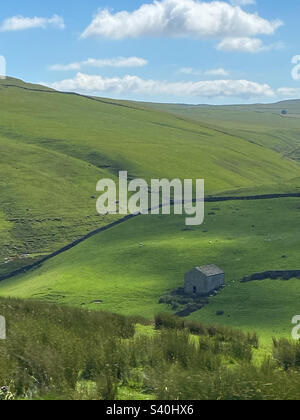 Die malerischen Yorkshire Dales zwischen Arncliffe und Malham, Yorkshire, Großbritannien. Ein Mobiltelefon-Foto mit Post Processing auf einem Telefon oder Tablet. Stockfoto