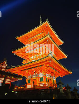 Kiyomizu-dera-Tempel, beleuchtet während einer Herbstveranstaltung in Kyoto, Japan. Stockfoto