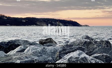 Januar 2023 Neujahrsuntergang über Belle Terre Port Jefferson an der Mündung des Mount Sinai Harbor in Long Island New York Stockfoto