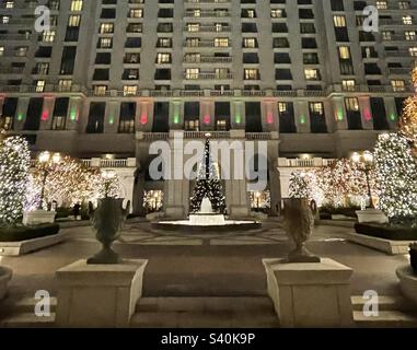 Ein Foto im Innenhof des Grand America Hotels in der Innenstadt von Salt Lake City, Utah, USA während der Weihnachtszeit. Stockfoto