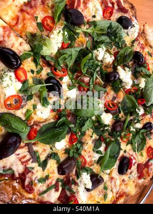 Kiwi Siciliano Pizza mit frischem Chili Stockfoto