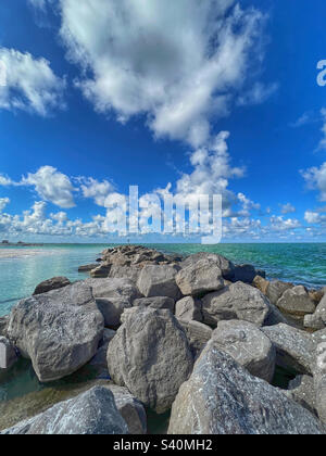 Große Felsen auf der St. Pete Beach, Florida Stockfoto