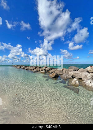 Große Felsen am Strand in St. Pete Beach, Florida Stockfoto